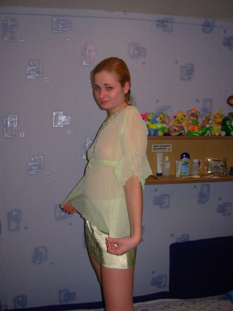 В своей комнате девушка надела на голое тело полупрозрачное одеяние 10 фотография