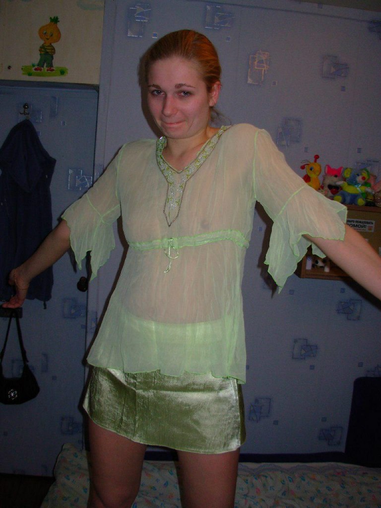 В своей комнате девушка надела на голое тело полупрозрачное одеяние 15 фотография