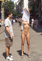 Девушка не стесняется стоять голышом на людной улице 4 фотография
