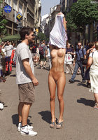 Девушка не стесняется стоять голышом на людной улице 6 фото