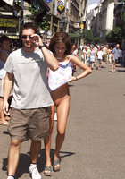 Девушка не стесняется стоять голышом на людной улице 7 фото