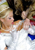 Перед свадьбой девки поливают невесту искусственной спермой 6 фото