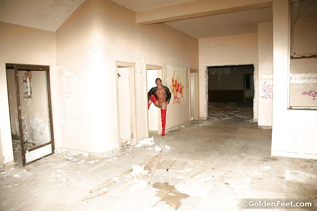 Зрелая рокерша развратно позирует в заброшенном здании 11 фотография