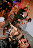 Озабоченные дамочки устроили оргию в ночном клубе 6 фото