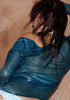 Yoko Matsugane мочит себя под душем не снимая рубашку 14 фотография