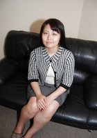Пухленькая азиатка мастурбирует сидя на диване 1 фото