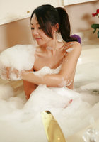 Азиатка в трусиках купается в ванной 9 фотография