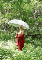Барышня с зонтом проветривает титьки в лесу 2 фотография