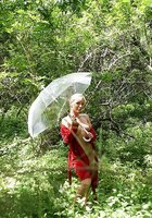 Барышня с зонтом проветривает титьки в лесу 4 фото