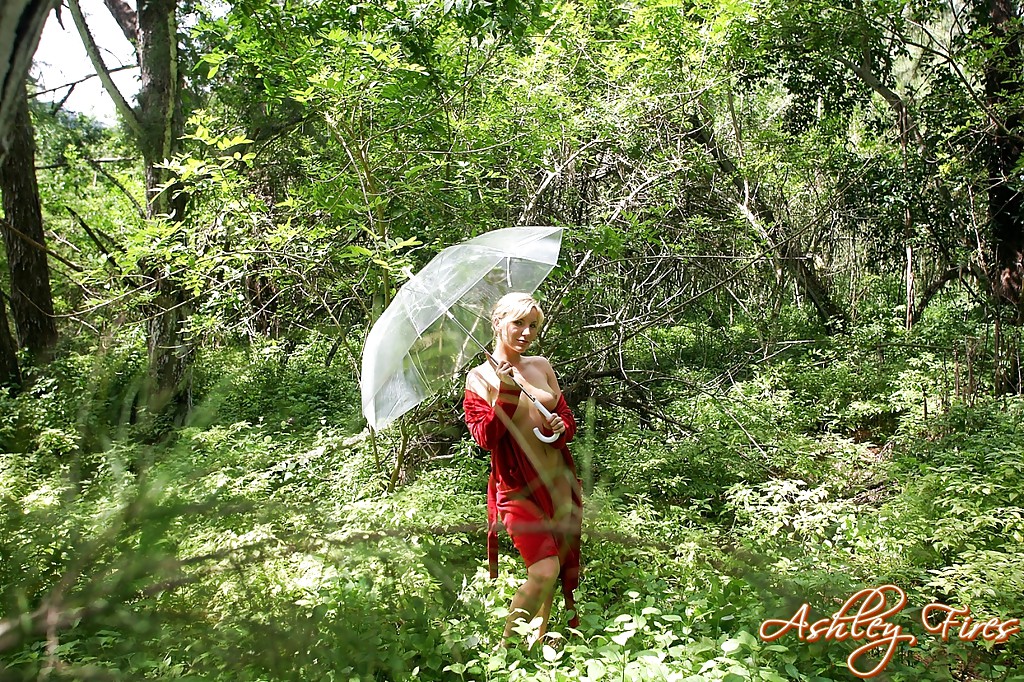 Барышня с зонтом проветривает титьки в лесу 4 фотография