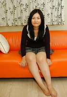 Молодая японка на съемной квартире разделась догола 1 фото