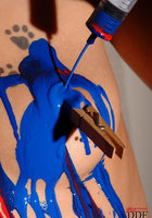 В студии развратница поливает голое тело красками из шприцов 8 фотография
