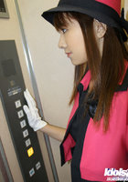Стоя в лифте молодая азиатка показывает небритую киску 1 фотография