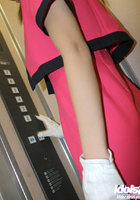 Стоя в лифте молодая азиатка показывает небритую киску 2 фотография