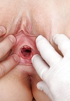 Доктор засунул клизму в вагину голой блондинки 5 фотография