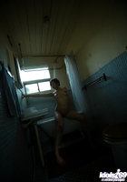 Азиатка купается в ванной комнате 1 фото