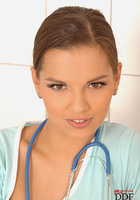 Медсестра привязывает к кушетке голую пациентку 1 фото