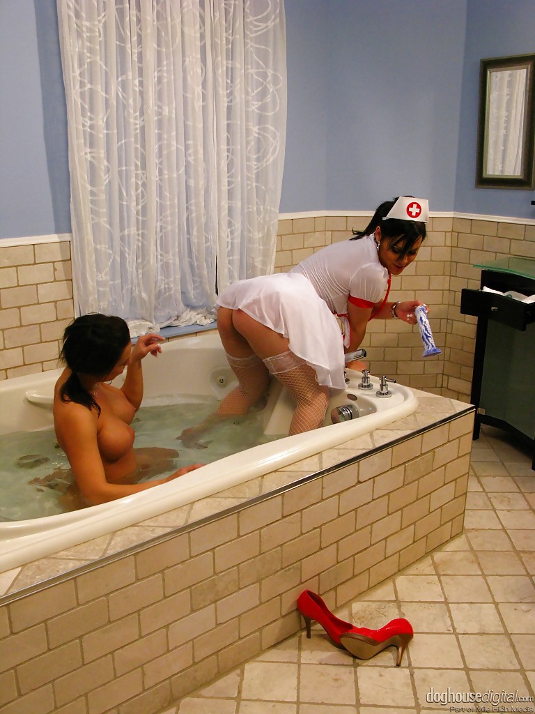 Медсестра шалит с озабоченной подругой в ванной комнате 10 фотография