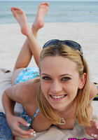 Водвадцатилетняя чика раздвинула ноги на пляже 13 фото
