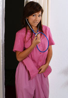 Азиатская медсестра в свободное время снимает униформу 1 фото