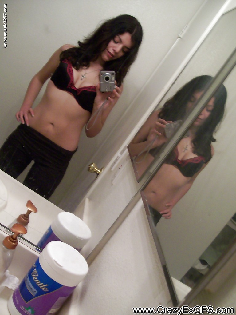 Брюнетка показывает перед зеркалом голые титьки 2 фотография