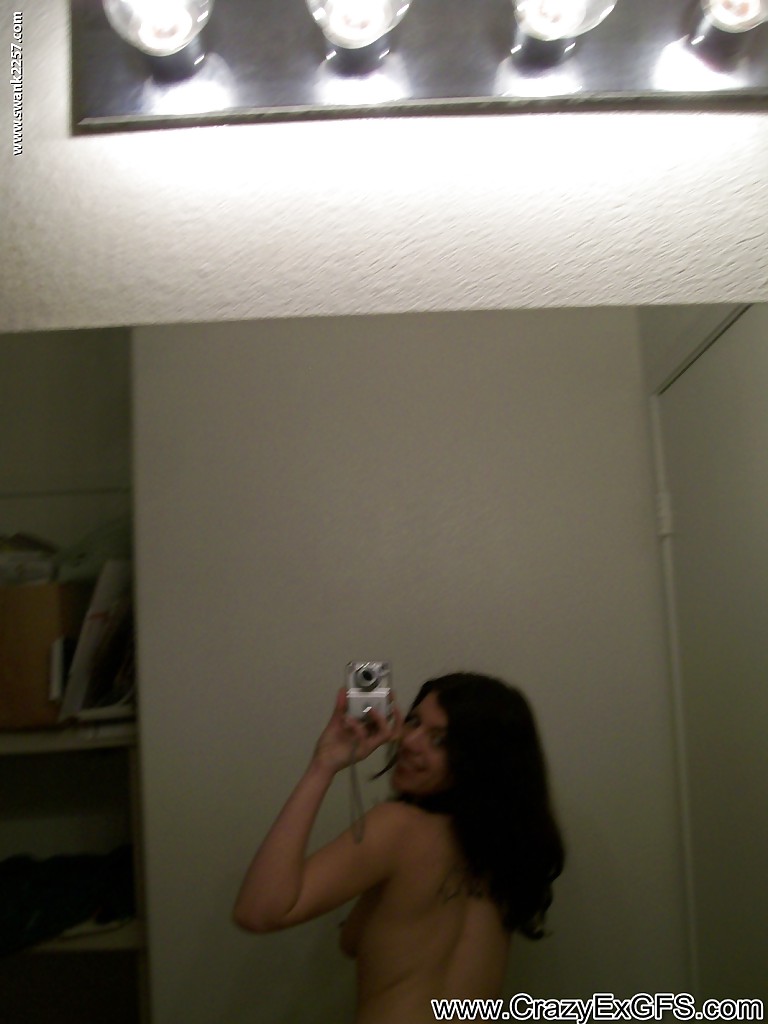 Брюнетка показывает перед зеркалом голые титьки 6 фотография