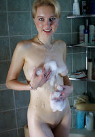 Симпатичная девушка купается под душем 2 фото