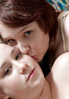 Молодые подруги на кровати занимаются однополым сексом 16 фото