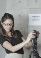 Anna Morna снимает на камеру свою писечку в углу 2 фотография