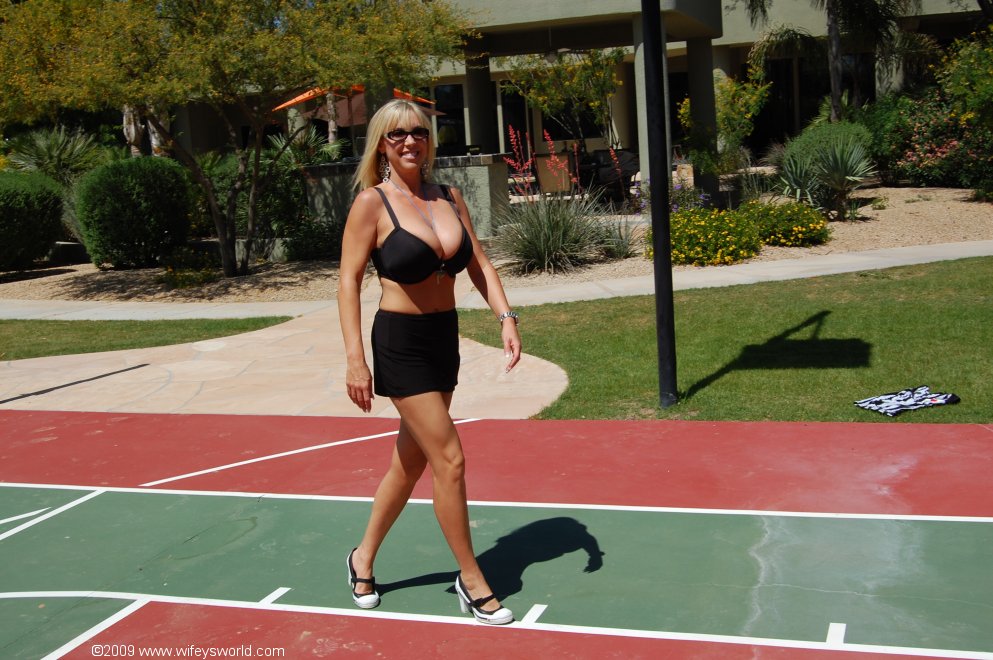 Блонда с голыми сиськами играет в баскетбол на улице 5 фотография