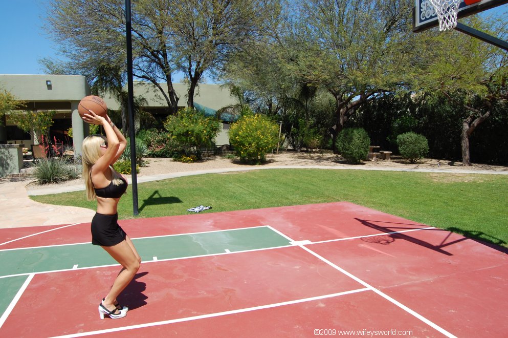 Блонда с голыми сиськами играет в баскетбол на улице 8 фотография