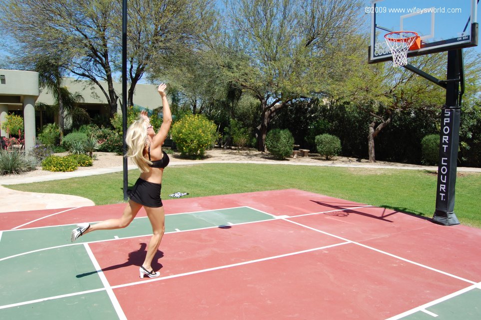 Блонда с голыми сиськами играет в баскетбол на улице 9 фотография