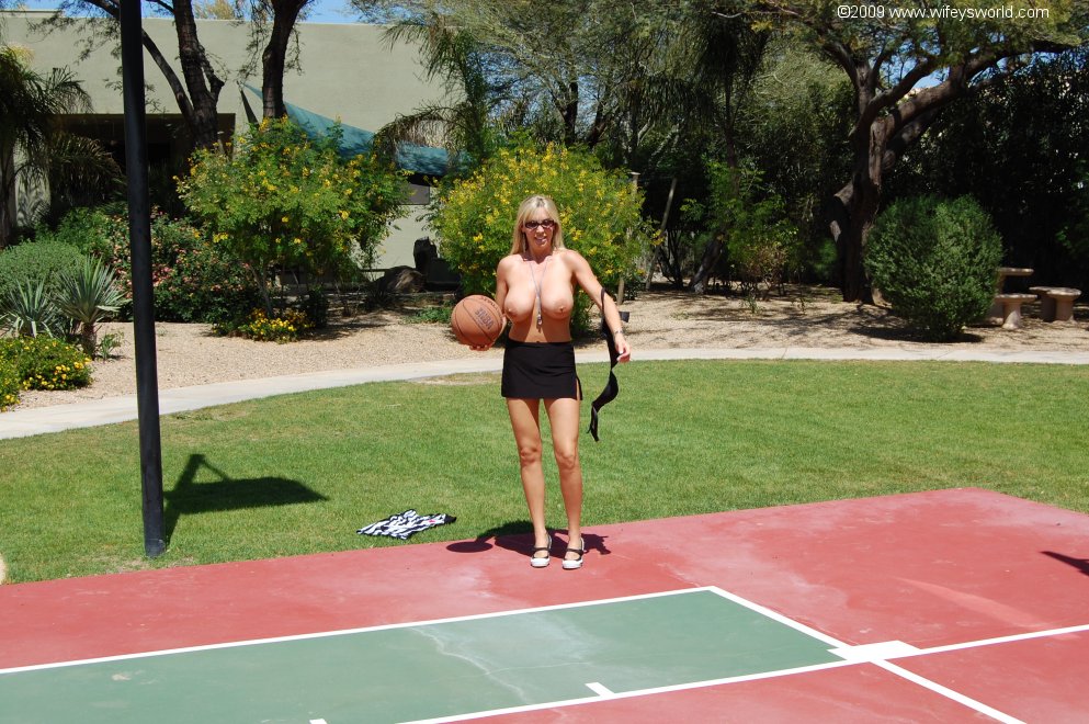Блонда с голыми сиськами играет в баскетбол на улице 10 фотография