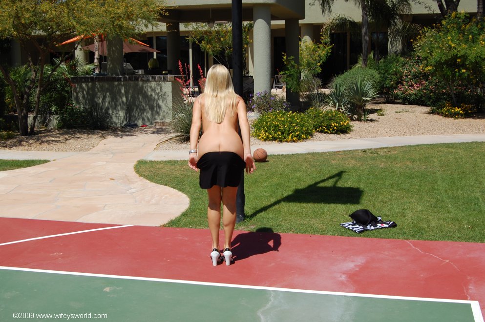 Блонда с голыми сиськами играет в баскетбол на улице 14 фотография