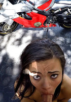 Мотоциклист дал в рот гавайской соске прямо на улице 3 фотография