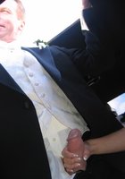 Азиатская невеста делает минет жениху прямо в машине 11 фотография
