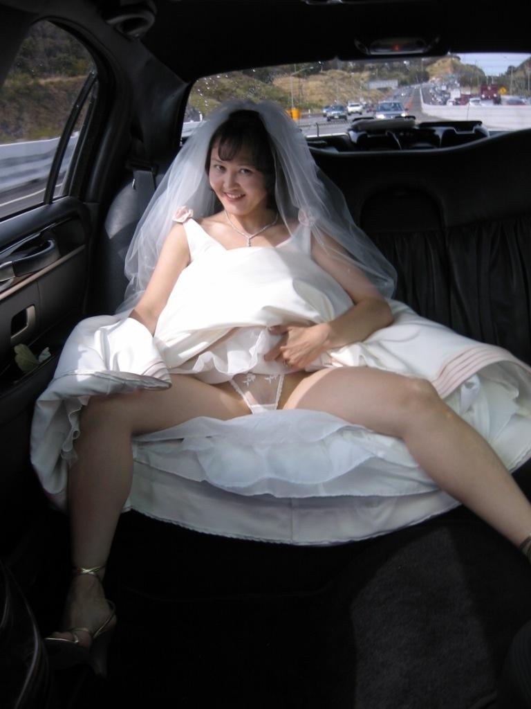 Азиатская невеста делает минет жениху прямо в машине 1 фотография