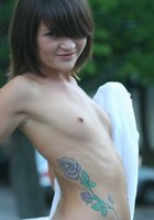 Молодая лесбиянка готова показать голое тело даже на улице 12 фото