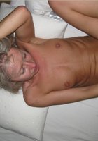 Блондинка занимается оральным сексом на кровати 13 фото