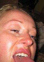 Блондинка занимается оральным сексом на кровати 18 фото