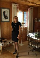 Пятидесятилетняя блонда дома раздвигает ножки в чулках 13 фото