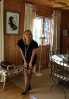 Пятидесятилетняя блонда дома раздвигает ножки в чулках 14 фото