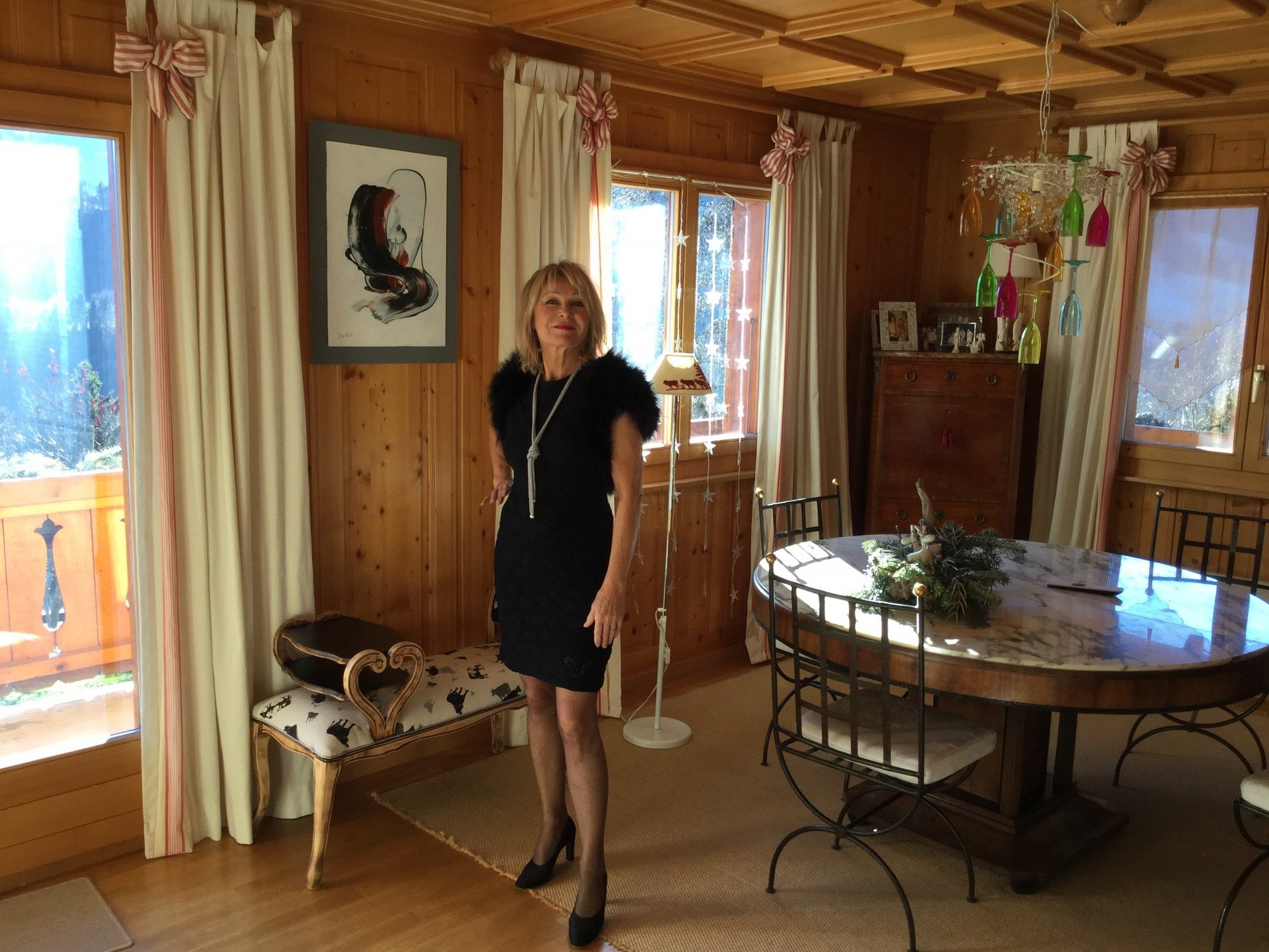 Пятидесятилетняя блонда дома раздвигает ножки в чулках 13 фотография