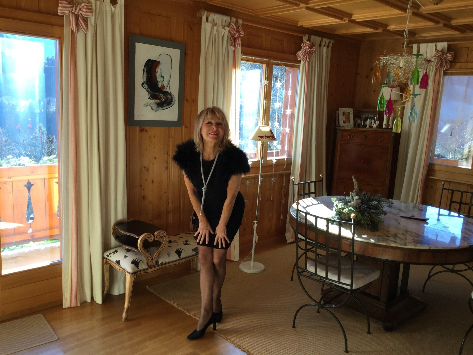Пятидесятилетняя блонда дома раздвигает ножки в чулках 14 фотография