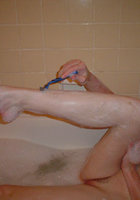 Рыжая мамка в ванной бреет ножки 14 фотография