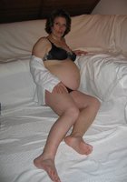 Даже во время беременности мамка не прочь светить мандой 5 фото