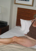 Женщина на кровати позирует с голыми титьками 2 фото