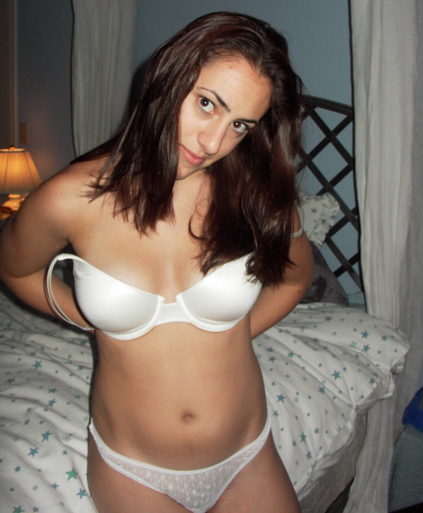 Девушка позирует в белых трусиках в спальне 9 фотография