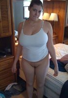 Толстая барышня в квартире светит голыми дойками 3 фото