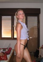 Молодая блондинка сексуально позирует в квартире 1 фото